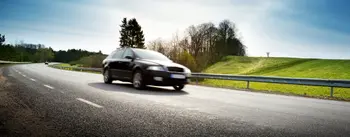 Auto fährt auf Landstraße